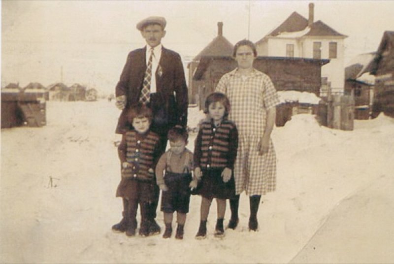 Anne Spaunburg, Ignatz and Maria, with Anna Theresia Nandor. Canadian Museum of Immigration at Pier 21 (DI2013.1364.1).