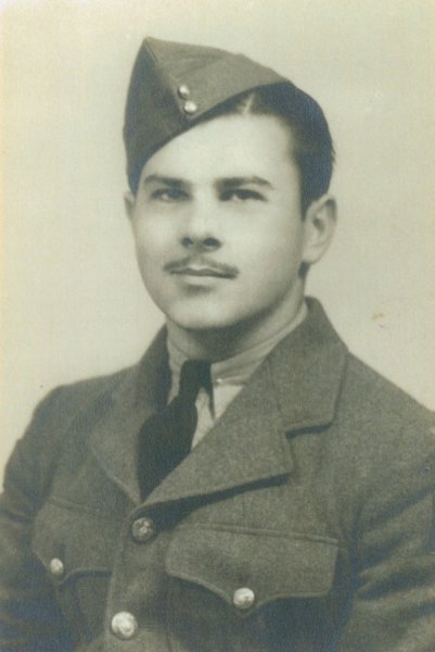 Tayti family photograph, 1945 c. Canadian Museum of Immigration at Pier 21 (DI2013.1501.3).