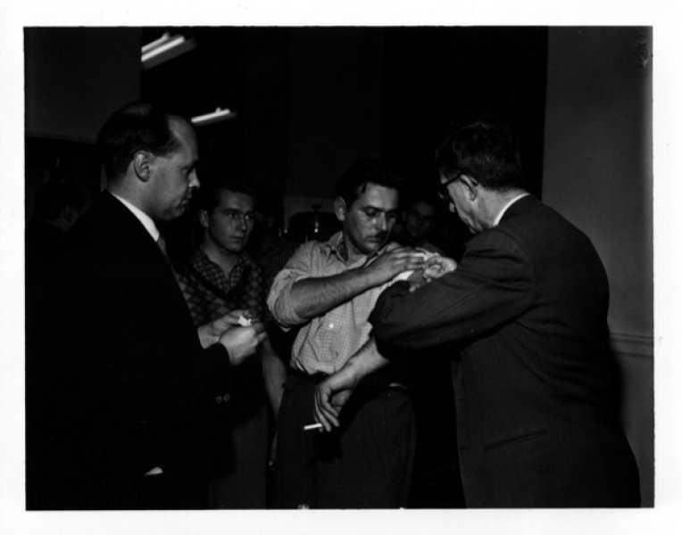 Hungarian refugees receiving inoculations in Montreal, Quebec, 1956. Library and Archives Canada.