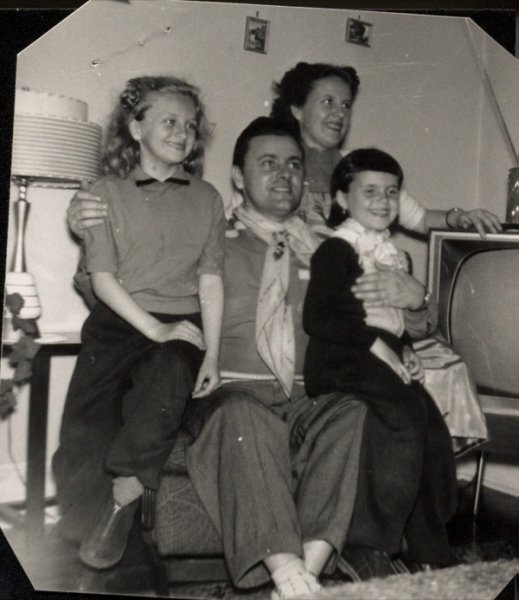 Yolan Bencsik and John Erdos with Yolan and Eva, 1957. Canadian Museum of Immigration at Pier 21 (unaccessioned). 