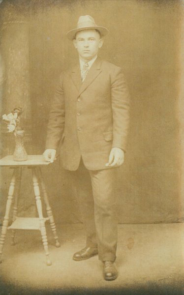 Tayti family photograph, 1930 c. Canadian Museum of Immigration at Pier 21 (DI2013.1501.5).