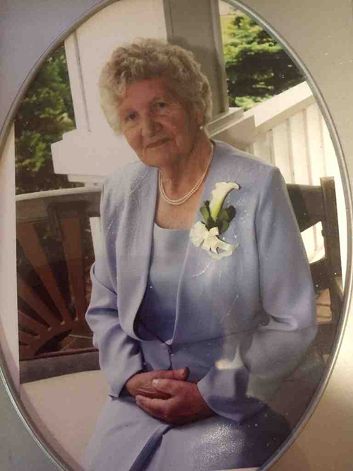 Lovely older woman wearing a lilac pants outfit.